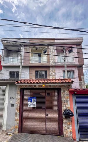 Casa à venda com 190m², 3 quartos e 3 vagas Casa à venda com 190m², 3 quartos e 3 vagasFachada