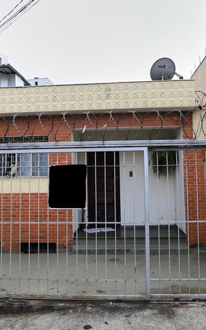 Casa à venda com 248m², 3 quartos e 1 vaga Casa à venda com 248m², 3 quartos e 1 vagaFachada