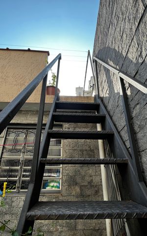 Casa à venda com 180m², 4 quartos e 1 vaga Casa à venda com 180m², 4 quartos e 1 vagaEscada P/ Varanda