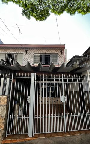 Casa à venda com 180m², 4 quartos e 1 vaga Casa à venda com 180m², 4 quartos e 1 vagaFachada