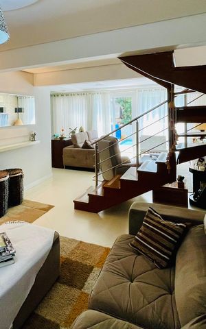 Casa de condomínio à venda com 247m², 3 quartos e 4 vagas Casa de condomínio à venda com 247m², 3 quartos e 4 vagasSala