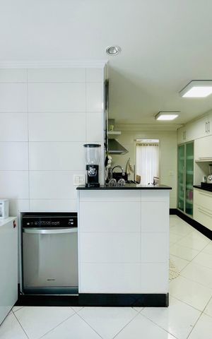 Casa de condomínio à venda com 247m², 3 quartos e 4 vagas Casa de condomínio à venda com 247m², 3 quartos e 4 vagasCozinha