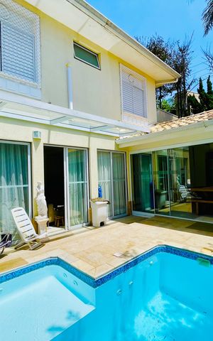 Casa de condomínio à venda com 247m², 3 quartos e 4 vagas Casa de condomínio à venda com 247m², 3 quartos e 4 vagasPiscina