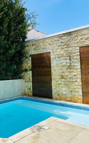 Casa de condomínio à venda com 247m², 3 quartos e 4 vagas Casa de condomínio à venda com 247m², 3 quartos e 4 vagasPiscina