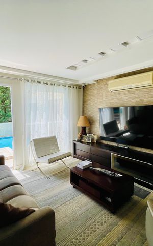 Casa de condomínio à venda com 247m², 3 quartos e 4 vagas Casa de condomínio à venda com 247m², 3 quartos e 4 vagasSala de TV