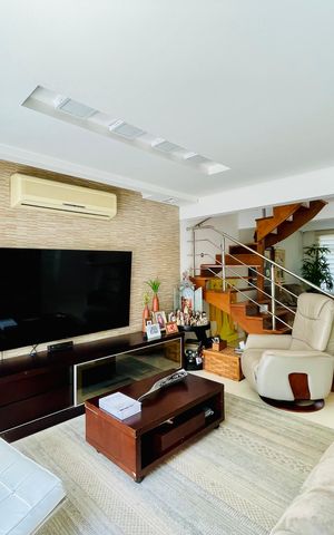 Casa de condomínio à venda com 247m², 3 quartos e 4 vagas Casa de condomínio à venda com 247m², 3 quartos e 4 vagasSala de TV