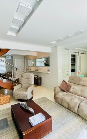 Casa de condomínio à venda com 247m², 3 quartos e 4 vagas Casa de condomínio à venda com 247m², 3 quartos e 4 vagasSala de TV