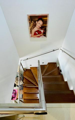 Casa de condomínio à venda com 247m², 3 quartos e 4 vagas Casa de condomínio à venda com 247m², 3 quartos e 4 vagasEscada acesso quartos