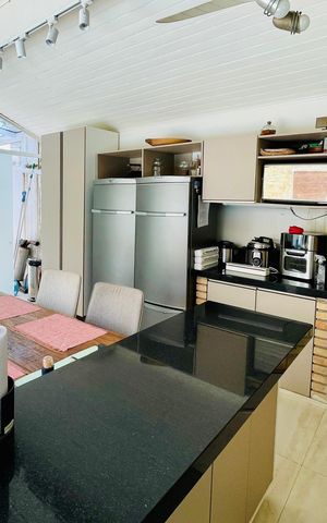 Casa de condomínio à venda com 247m², 3 quartos e 4 vagas Casa de condomínio à venda com 247m², 3 quartos e 4 vagasChurrasqueira