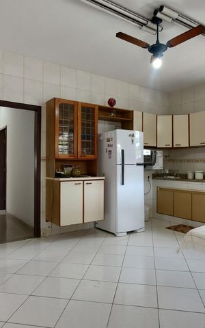 Casa de condomínio à venda com 381m², 3 quartos e 7 vagas Casa de condomínio à venda com 381m², 3 quartos e 7 vagasCozinha