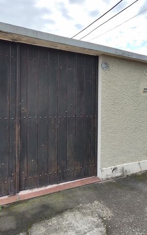 Casa de condomínio à venda com 381m², 3 quartos e 7 vagas Casa de condomínio à venda com 381m², 3 quartos e 7 vagasFachada