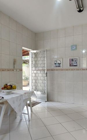 Casa de condomínio à venda com 381m², 3 quartos e 7 vagas Casa de condomínio à venda com 381m², 3 quartos e 7 vagasCozinha