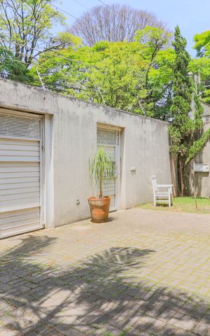 Casa à venda com 600m², 4 quartos e 5 vagas Casa à venda com 600m², 4 quartos e 5 vagasGaragem