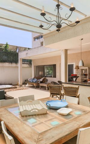 Casa à venda com 600m², 4 quartos e 5 vagas Casa à venda com 600m², 4 quartos e 5 vagasÁrea externa/Espaço Gourmet