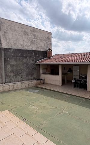 Casa à venda com 242m², 5 quartos e 4 vagas Casa à venda com 242m², 5 quartos e 4 vagasÁrea externa