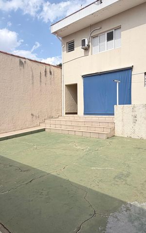 Casa à venda com 242m², 5 quartos e 4 vagas Casa à venda com 242m², 5 quartos e 4 vagasÁrea externa