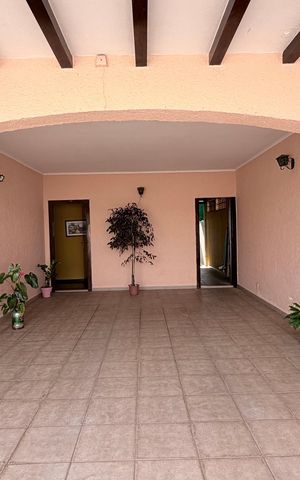 Casa à venda com 242m², 5 quartos e 4 vagas Casa à venda com 242m², 5 quartos e 4 vagasGaragem