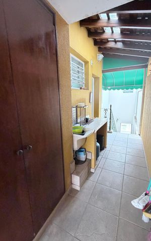 Casa à venda com 242m², 5 quartos e 4 vagas Casa à venda com 242m², 5 quartos e 4 vagasCorredor
