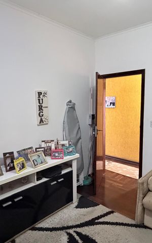 Casa à venda com 242m², 5 quartos e 4 vagas Casa à venda com 242m², 5 quartos e 4 vagasQuarto 1