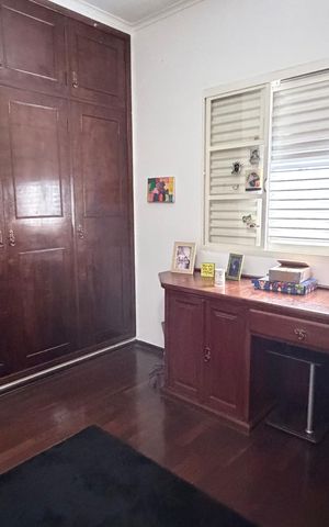 Casa à venda com 242m², 5 quartos e 4 vagas Casa à venda com 242m², 5 quartos e 4 vagasQuarto 3