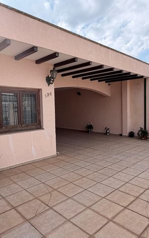 Casa à venda com 242m², 5 quartos e 4 vagas Casa à venda com 242m², 5 quartos e 4 vagasGaragem