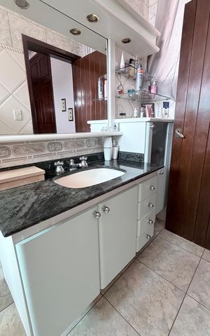 Casa à venda com 242m², 5 quartos e 4 vagas Casa à venda com 242m², 5 quartos e 4 vagasBanheiro da Suíte