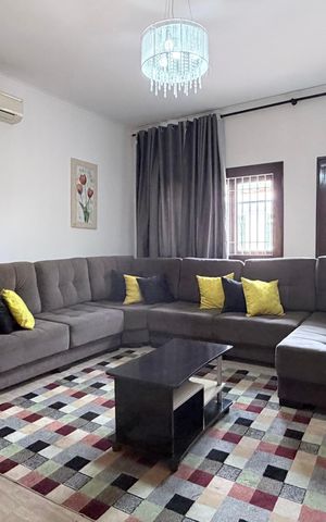 Casa à venda com 242m², 5 quartos e 4 vagas Casa à venda com 242m², 5 quartos e 4 vagasSala