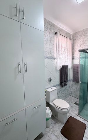 Casa à venda com 242m², 5 quartos e 4 vagas Casa à venda com 242m², 5 quartos e 4 vagasBanheiro