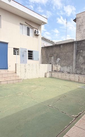 Casa à venda com 242m², 5 quartos e 4 vagas Casa à venda com 242m², 5 quartos e 4 vagasÁrea externa