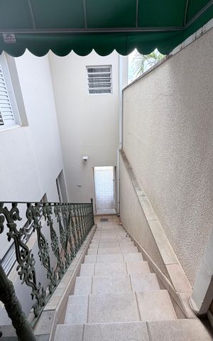 Casa à venda com 242m², 5 quartos e 4 vagas Casa à venda com 242m², 5 quartos e 4 vagasEscada