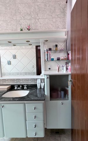 Casa à venda com 242m², 5 quartos e 4 vagas Casa à venda com 242m², 5 quartos e 4 vagasBanheiro da Suíte