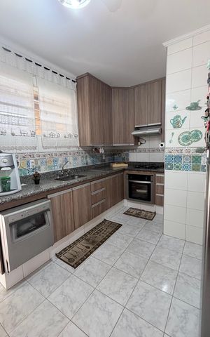 Casa à venda com 242m², 5 quartos e 4 vagas Casa à venda com 242m², 5 quartos e 4 vagasCozinha