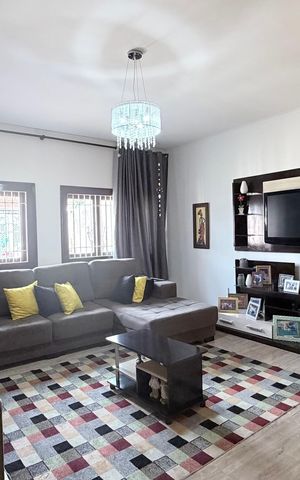 Casa à venda com 242m², 5 quartos e 4 vagas Casa à venda com 242m², 5 quartos e 4 vagasSala