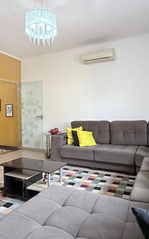 Casa à venda com 242m², 5 quartos e 4 vagas Casa à venda com 242m², 5 quartos e 4 vagasSala