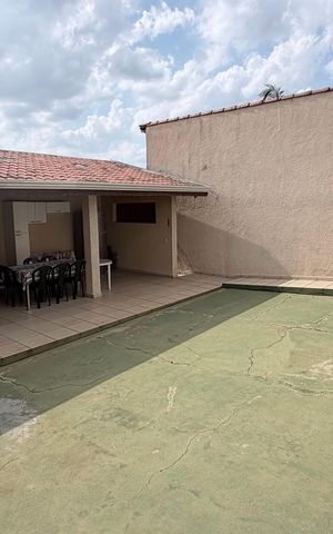 Casa à venda com 242m², 5 quartos e 4 vagas Casa à venda com 242m², 5 quartos e 4 vagasÁrea externa