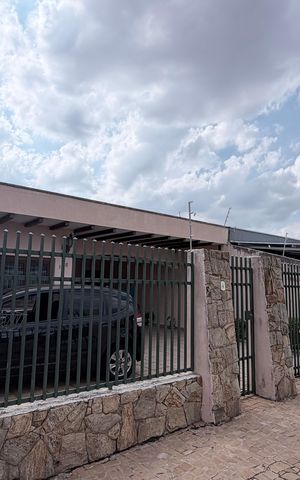 Casa à venda com 242m², 5 quartos e 4 vagas Casa à venda com 242m², 5 quartos e 4 vagasFachada