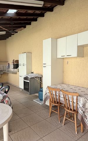 Casa à venda com 242m², 5 quartos e 4 vagas Casa à venda com 242m², 5 quartos e 4 vagasChurrasqueira