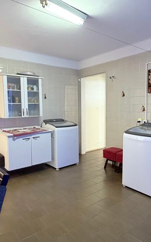 Casa à venda com 242m², 5 quartos e 4 vagas Casa à venda com 242m², 5 quartos e 4 vagasÁrea de Serviço