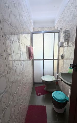 Casa à venda com 242m², 5 quartos e 4 vagas Casa à venda com 242m², 5 quartos e 4 vagasBanheiro