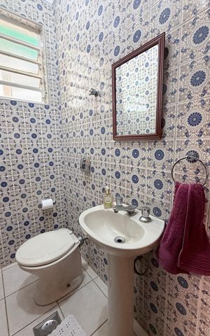 Casa à venda com 242m², 5 quartos e 4 vagas Casa à venda com 242m², 5 quartos e 4 vagasLavabo