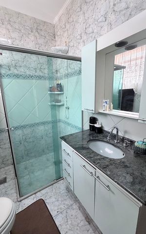 Casa à venda com 242m², 5 quartos e 4 vagas Casa à venda com 242m², 5 quartos e 4 vagasBanheiro