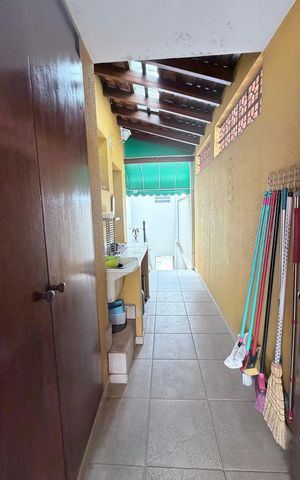 Casa à venda com 242m², 5 quartos e 4 vagas Casa à venda com 242m², 5 quartos e 4 vagasCorredor