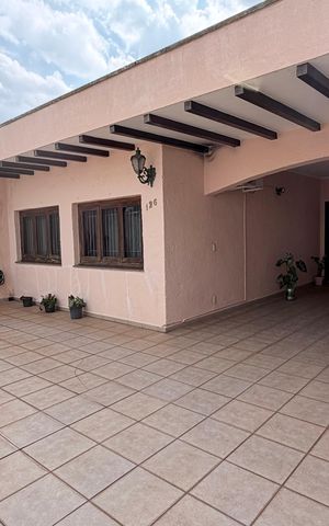 Casa à venda com 242m², 5 quartos e 4 vagas Casa à venda com 242m², 5 quartos e 4 vagasGaragem