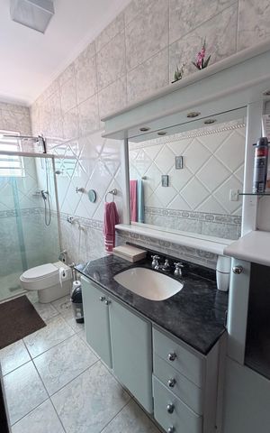 Casa à venda com 242m², 5 quartos e 4 vagas Casa à venda com 242m², 5 quartos e 4 vagasBanheiro da Suíte