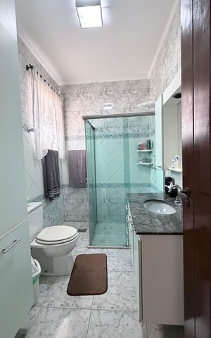 Casa à venda com 242m², 5 quartos e 4 vagas Casa à venda com 242m², 5 quartos e 4 vagasBanheiro