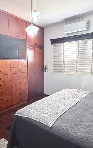 Casa à venda com 242m², 5 quartos e 4 vagas Casa à venda com 242m², 5 quartos e 4 vagasSuíte