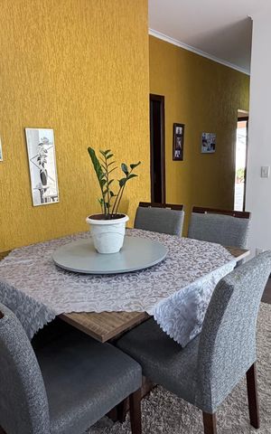 Casa à venda com 242m², 5 quartos e 4 vagas Casa à venda com 242m², 5 quartos e 4 vagasSala de Jantar