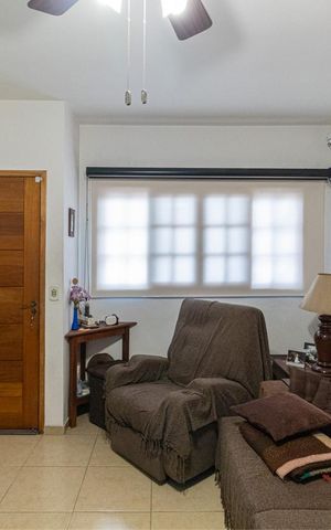 Casa à venda com 170m², 3 quartos e 3 vagas Casa à venda com 170m², 3 quartos e 3 vagasSala