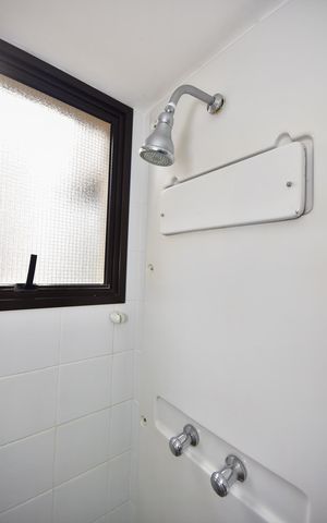 Apartamento à venda com 170m², 3 quartos e 3 vagasChuveiro da Suíte 1