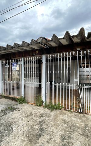 Casa à venda com 500m², 2 quartos e 1 vaga Casa à venda com 500m², 2 quartos e 1 vagaFachada+Placa